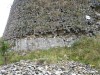 Az alsó, természetes bazaltoszlopokra építették fel a várat